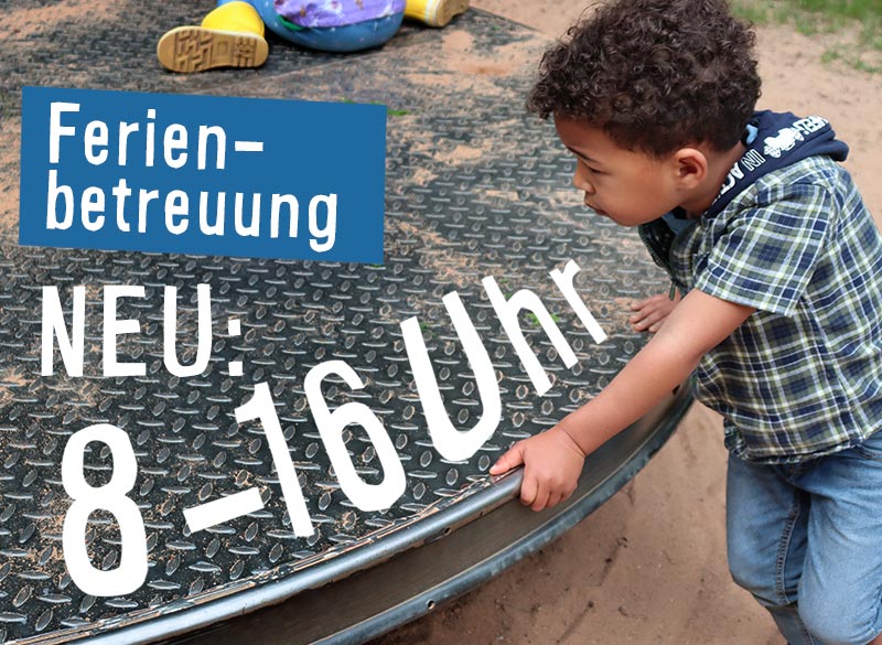 Kinder spielen auf einer Spieplatzdrehscheibe, darauf die Aufschrift zu den neuen Betreuungszeiten 8-16 Uhr