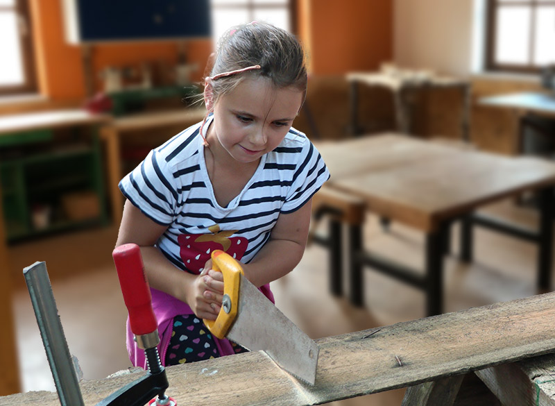 News-Bild Baustelle: Mädchen in der Kinderwerkstatt der Jugendfarm