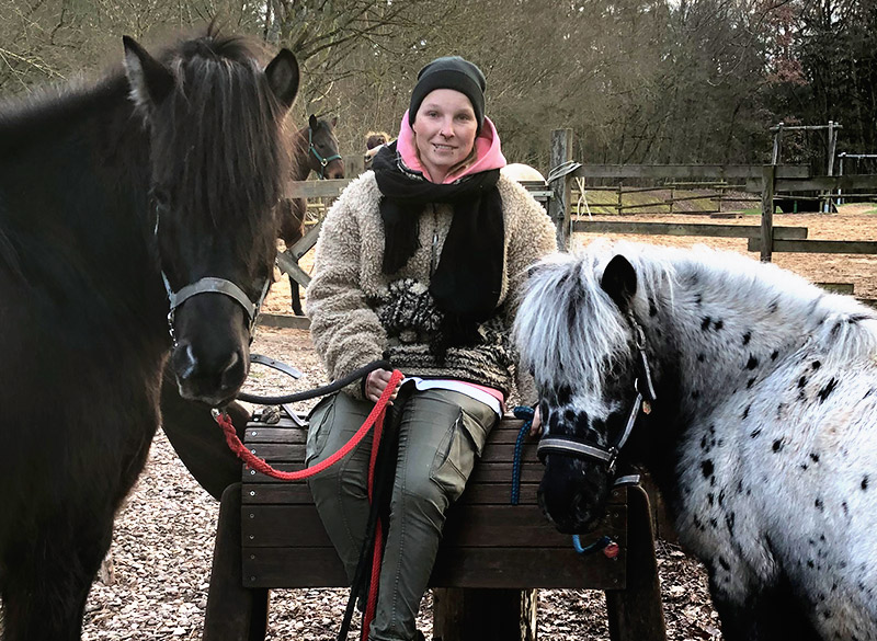 Mitarbeiterin der Jugendfarm mit zwei Ponys