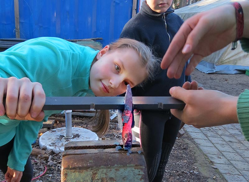 News-Bild Kurs: Mädchen beim Schmieden