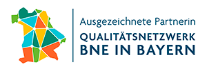 Logo: Siegel Ausgezeichnete Partnerin Qualitätsnetzwerk BNE in Bayern